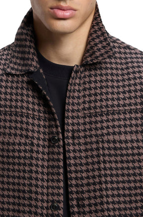 Surchemise pied-de-poule avec col ouvert, boutons noirs et poche poitrine pour homme par HUGO BOSS, détail avant