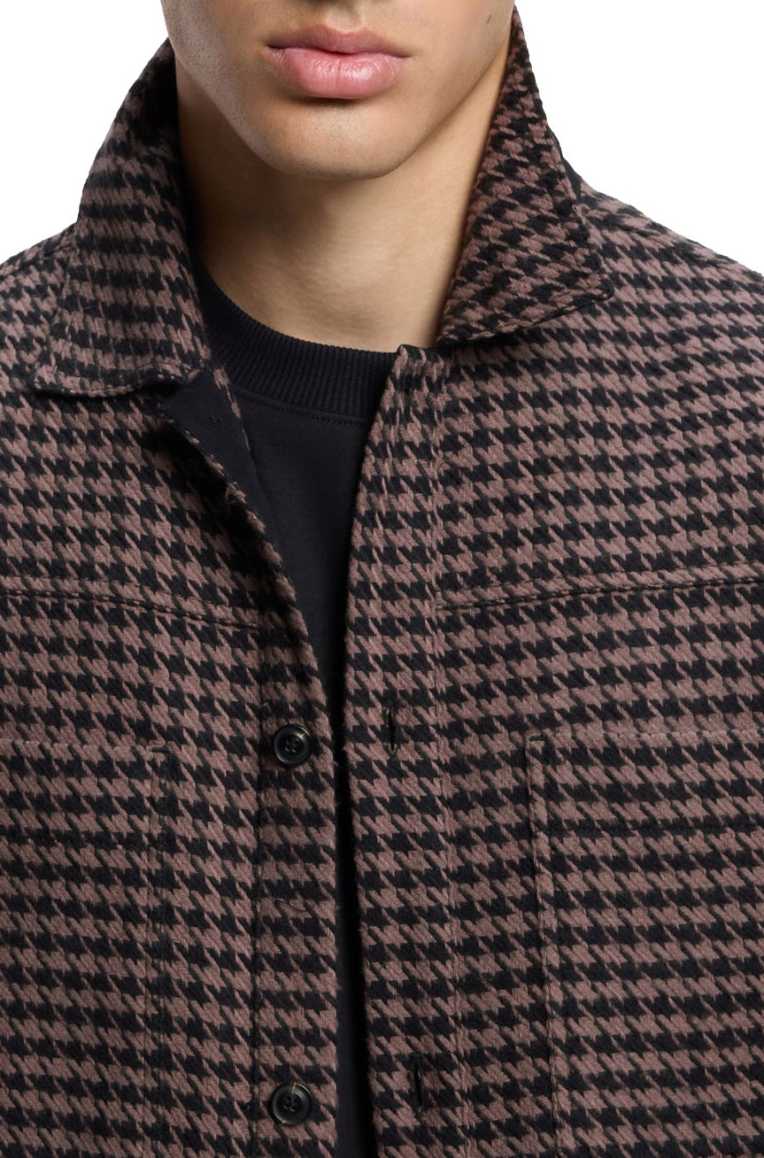 Surchemise pied-de-poule avec col ouvert, boutons noirs et poche poitrine pour homme par HUGO BOSS, détail avant