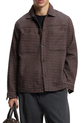 Vue avant inclinée de la surchemise pied-de-poule brun et noir avec boutons et ourlet droit pour homme par HUGO BOSS