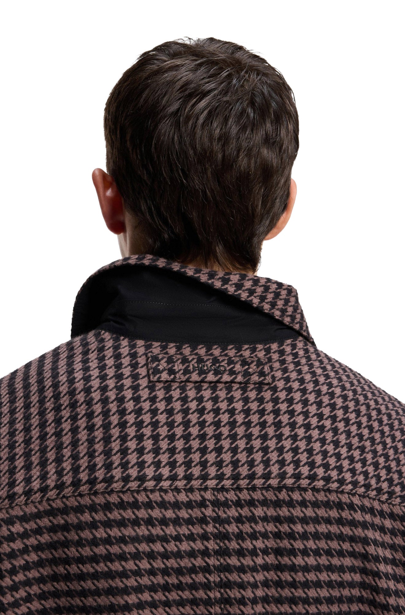 Détail du col arrière de la surchemise pied-de-poule brun et noir avec petite étiquette HUGO pour homme par HUGO BOSS