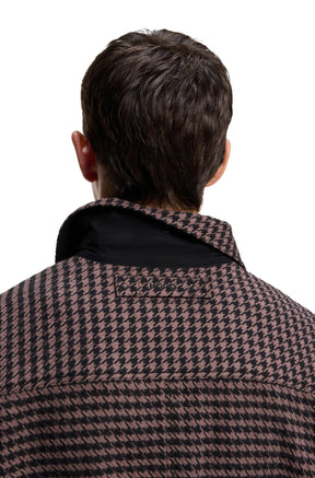 Détail du col arrière de la surchemise pied-de-poule brun et noir avec petite étiquette HUGO pour homme par HUGO BOSS