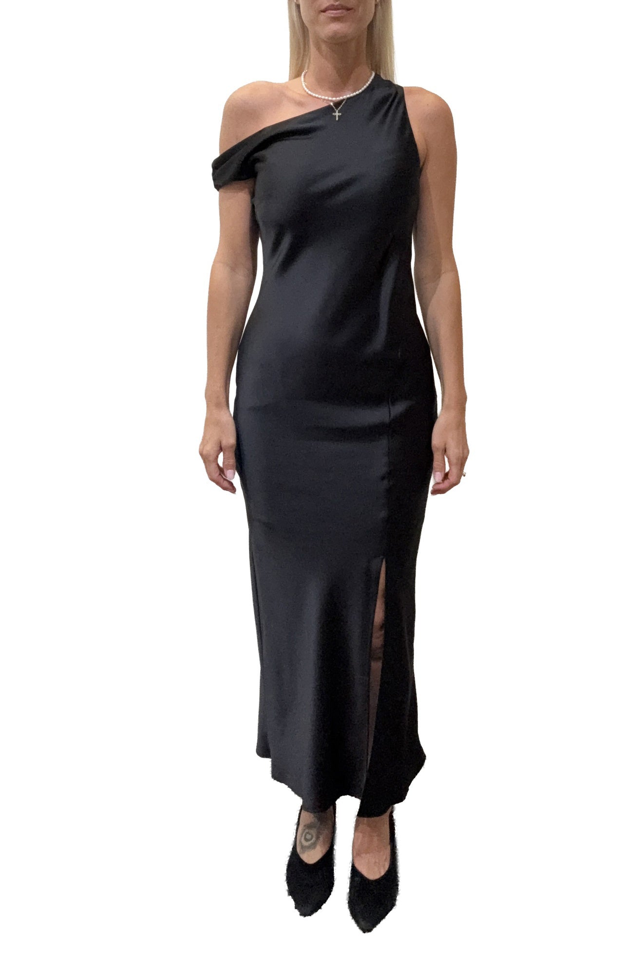 Robe maxi sans manche longue noire satinée, une épaule dénudée, encolure drapée pour femme par HUGO BOSS, vue de face
