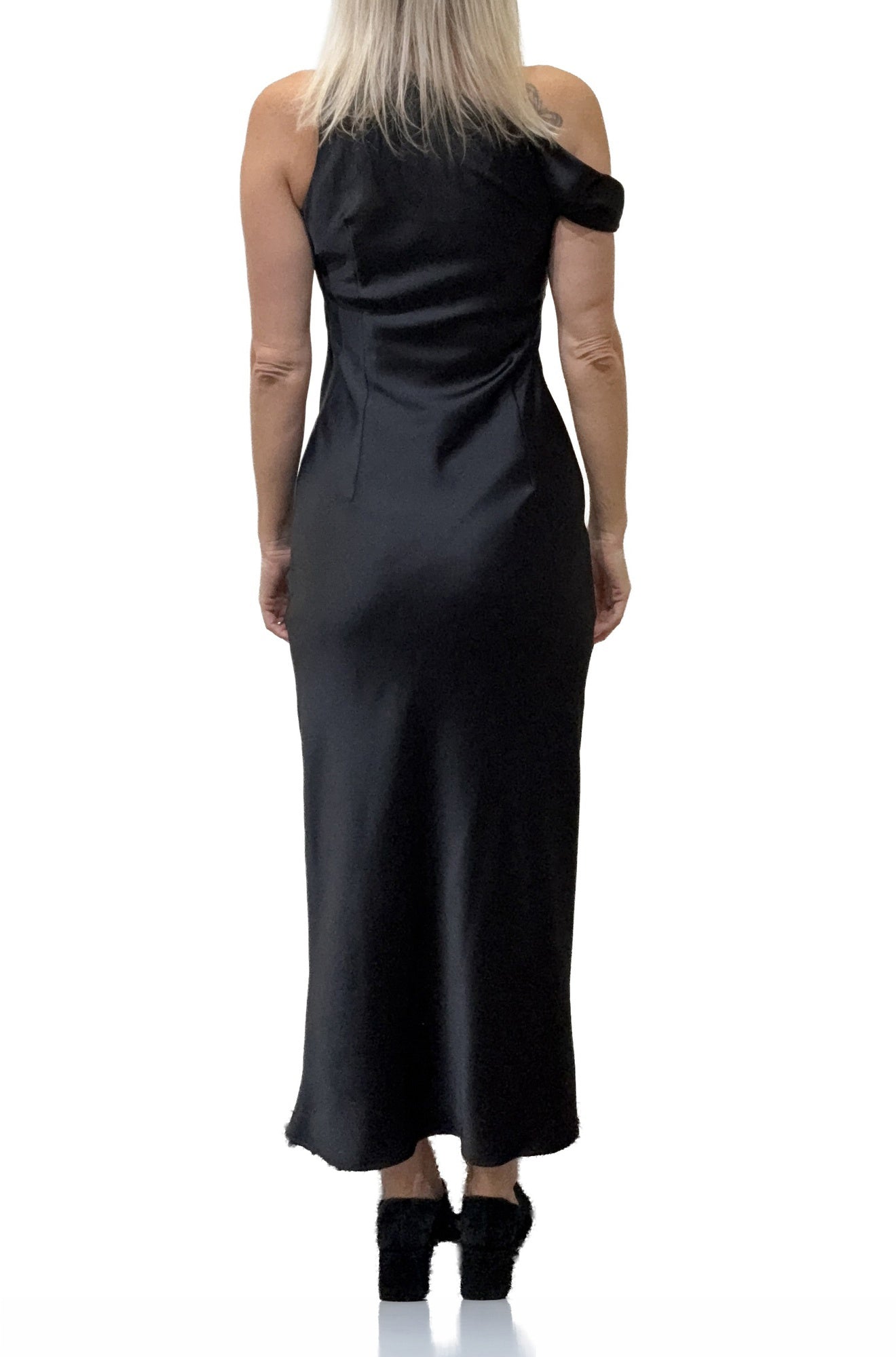 Robe maxi sans manche longue noire satinée, épaule asymétrique pour femme par HUGO BOSS, vue de dos
