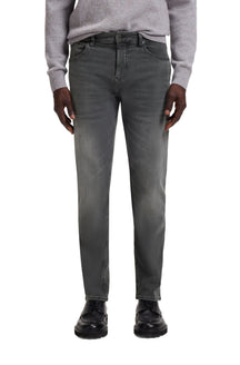 Jean droit gris délavé, coupe droite avec cinq poches et braguette pour homme par HUGO BOSS, vue avant sur mannequin