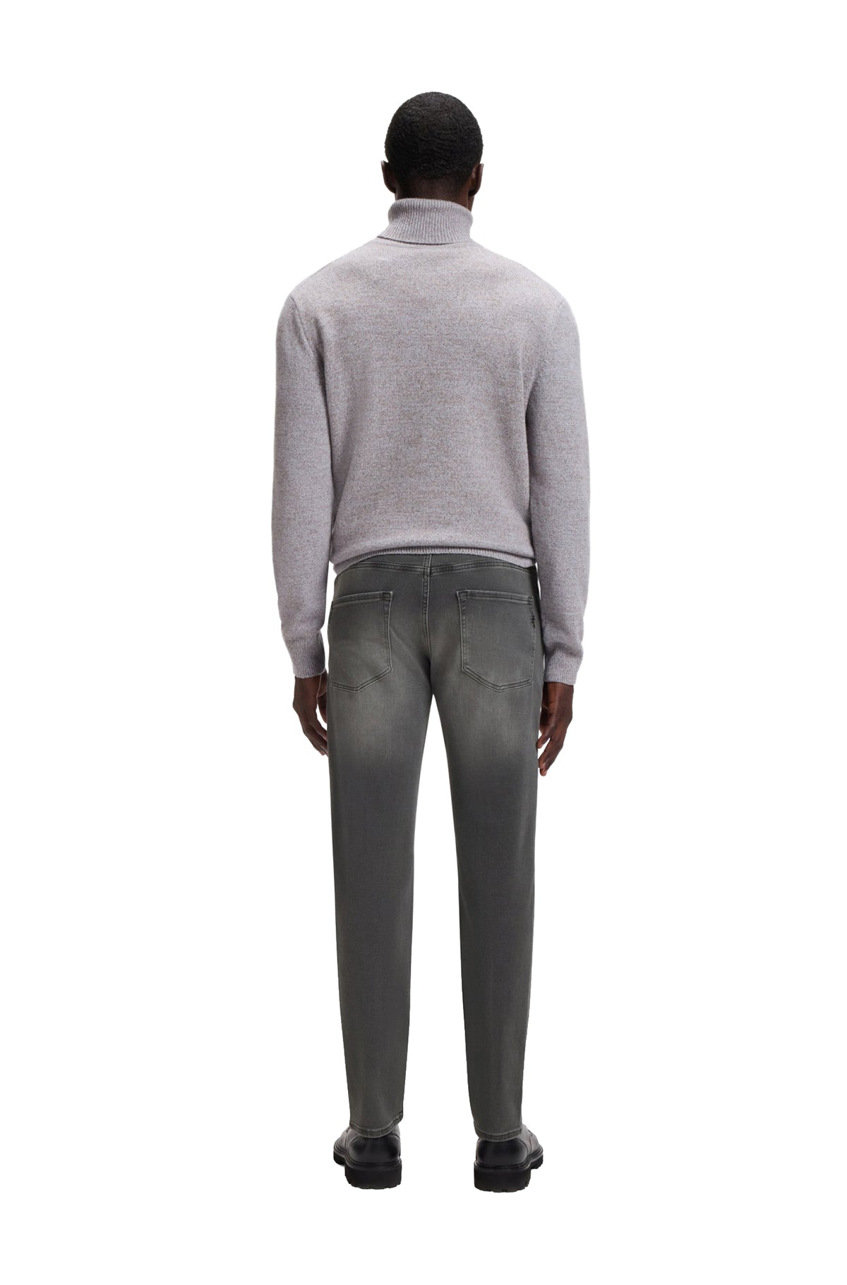Vue arrière sur mannequin du jean droit gris délavé, coupe droite avec poches plaquées pour homme par HUGO BOSS
