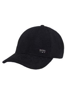 Casquette d’hiver noire vue de face en angle avec tissu duveteux, visière courbée et logo BOSS pour homme par HUGO BOSS