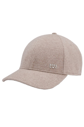 Vue en angle d'une casquette d'hiver taupe duveteuse avec visière courbée et logo BOSS argenté pour homme par HUGO BOSS