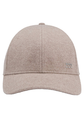 Vue de face d'une casquette d'hiver taupe duveteuse avec visière courbée et logo BOSS argenté pour homme par HUGO BOSS