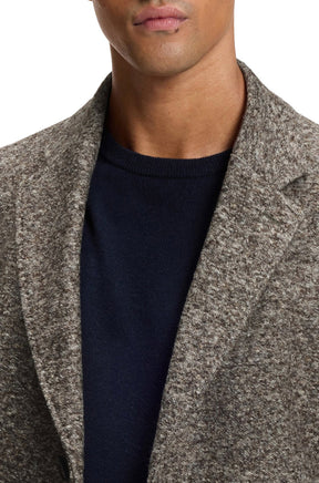 Manteau d’hiver texturé gris-brun avec revers crantés sur une couche foncée pour homme par HUGO BOSS, détail avant