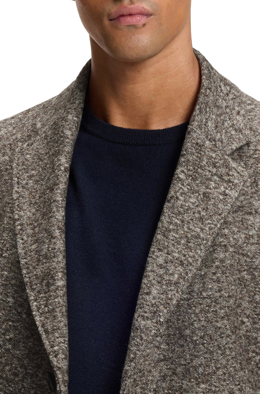 Manteau d’hiver texturé gris-brun avec revers crantés sur une couche foncée pour homme par HUGO BOSS, détail avant