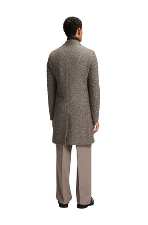 Vue de dos du manteau d’hiver texturé gris-brun avec couture centrale et ourlet au genou pour homme par HUGO BOSS