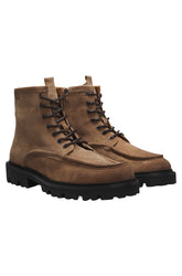 Vue avant en angle de bottes lacées en suède tan avec bout mocassin et semelles noires pour homme par HUGO BOSS