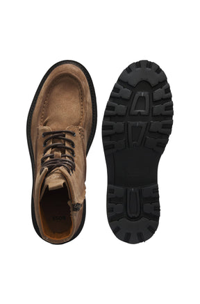 Vue du dessus et de la semelle de bottes lacées en suède tan à crampons noirs, detail pour homme par HUGO BOSS
