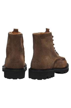 Vue arrière et de côté de bottes en suède tan avec tirettes, fermeture éclair et semelles noires pour homme par HUGO BOSS