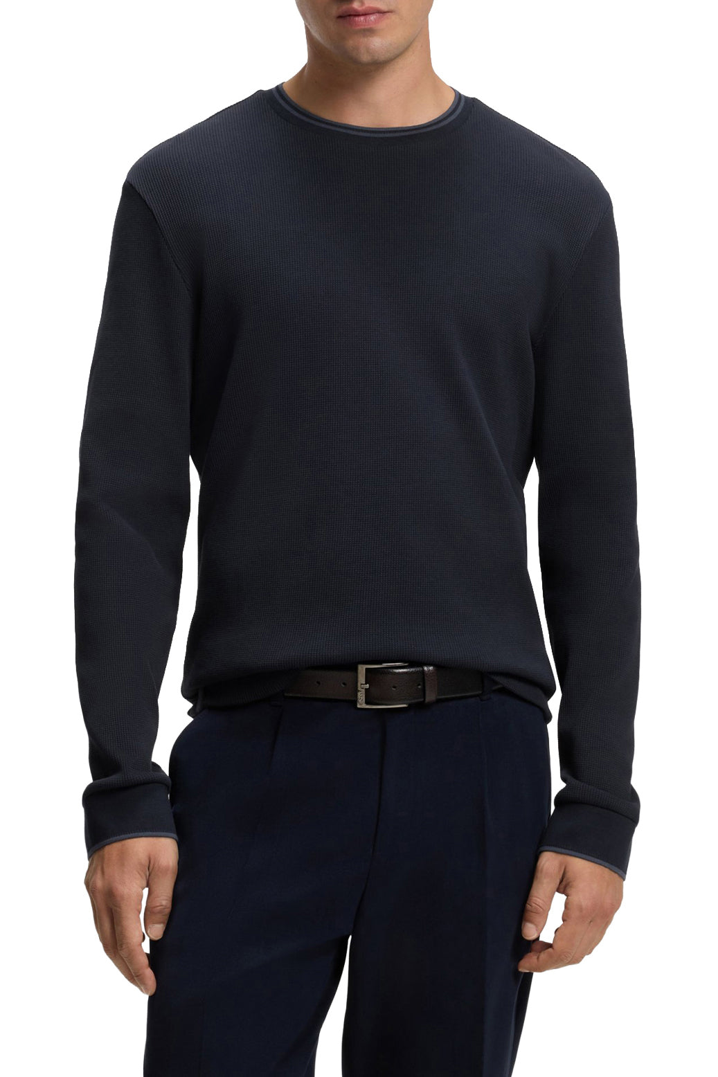 Chandail texturé bleu marine foncé, manches longues et poignets côtelés pour homme par HUGO BOSS, vue de face sur mannequin