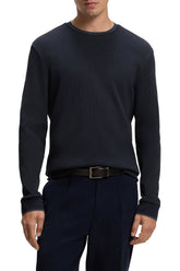 Chandail texturé bleu marine foncé, manches longues et poignets côtelés pour homme par HUGO BOSS, vue de face sur mannequin