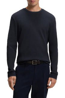 Chandail texturé bleu marine foncé, manches longues et poignets côtelés pour homme par HUGO BOSS, vue de face sur mannequin