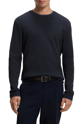 Chandail texturé bleu marine foncé, manches longues et poignets côtelés pour homme par HUGO BOSS, vue de face sur mannequin