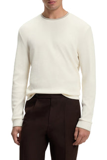 T-Shirt gaufré ivoire à manches longues avec bordure rayée taupe sur mannequin pour homme par HUGO BOSS, vue avant