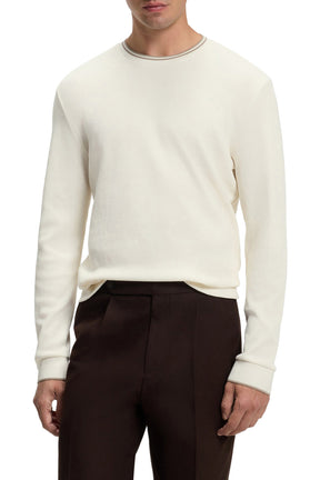 T-Shirt gaufré ivoire à manches longues avec bordure rayée taupe sur mannequin pour homme par HUGO BOSS, vue avant