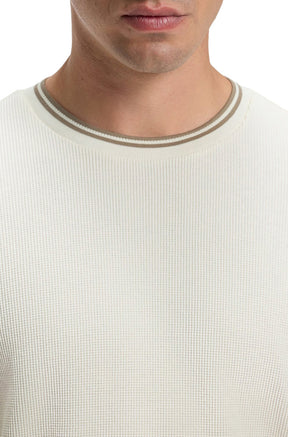 T-Shirt manches longues gaufré ivoire montrant la bordure rayée taupe au col rond pour homme par HUGO BOSS, en gros plan