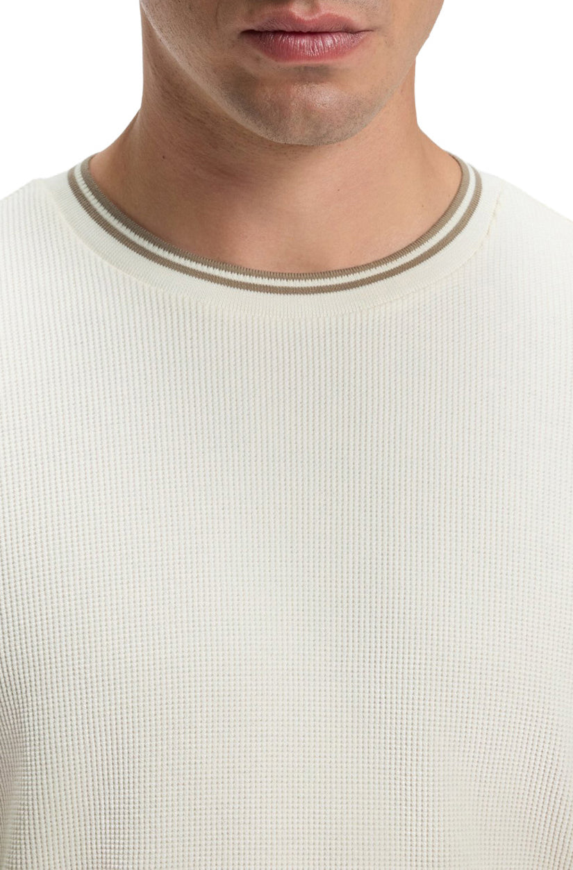 T-Shirt manches longues gaufré ivoire montrant la bordure rayée taupe au col rond pour homme par HUGO BOSS, en gros plan