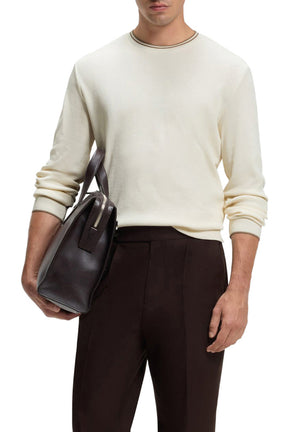 Vue avant stylisée du T-Shirt manches longues gaufré ivoire avec manches remontées pour homme par HUGO BOSS