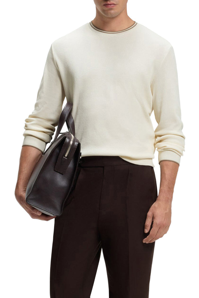 Vue avant stylisée du T-Shirt manches longues gaufré ivoire avec manches remontées pour homme par HUGO BOSS