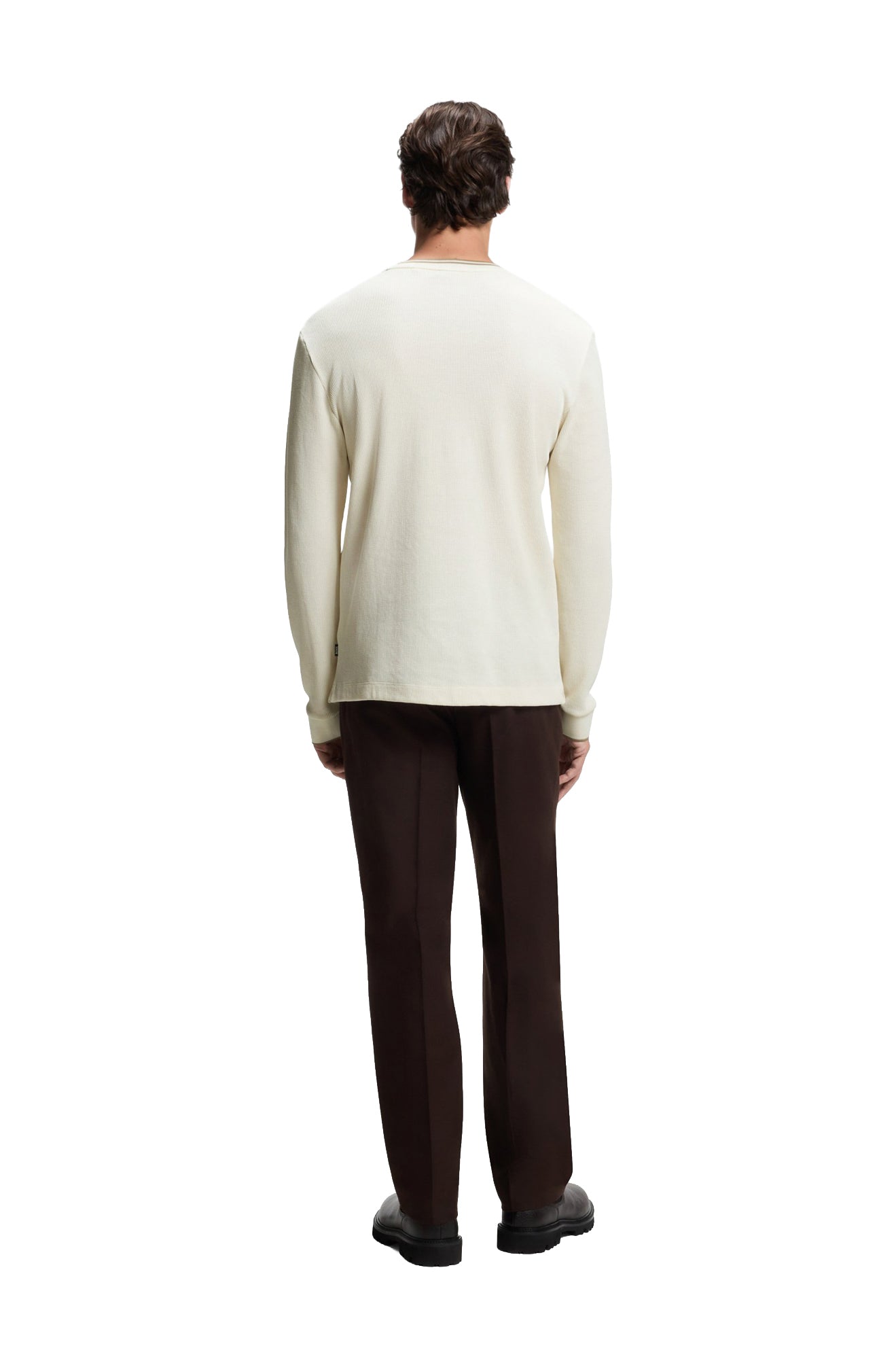 Vue arrière du T-Shirt gaufré ivoire à manches longues avec ourlet droit sur mannequin pour homme par HUGO BOSS