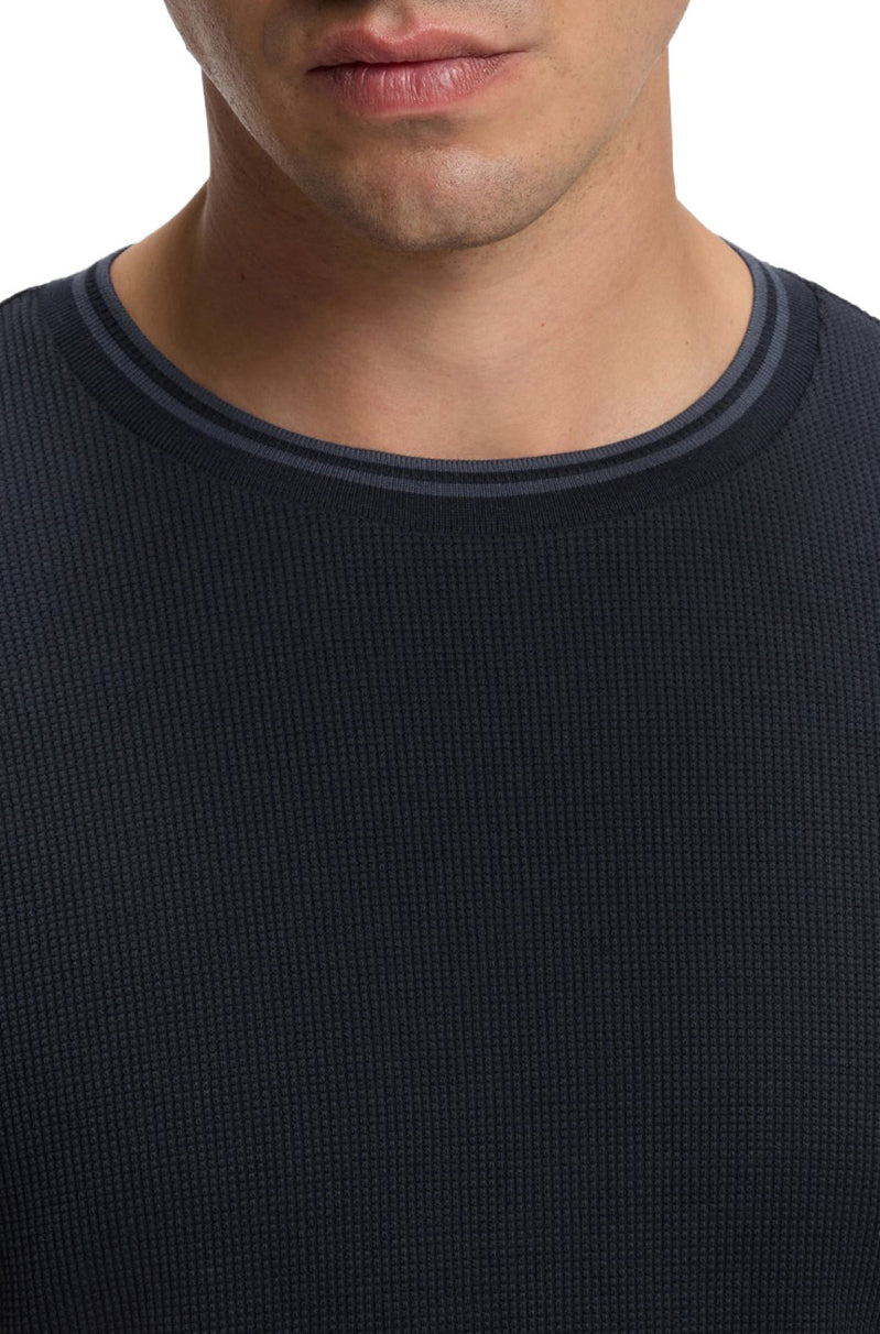 Chandail manches longues bleu marine texturé à col rond avec bordure rayée pour homme par HUGO BOSS, en gros plan