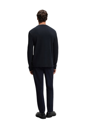 Vue arrière du chandail sport bleu marine à manches longues, ourlet droit et poignets côtelés pour homme par HUGO BOSS