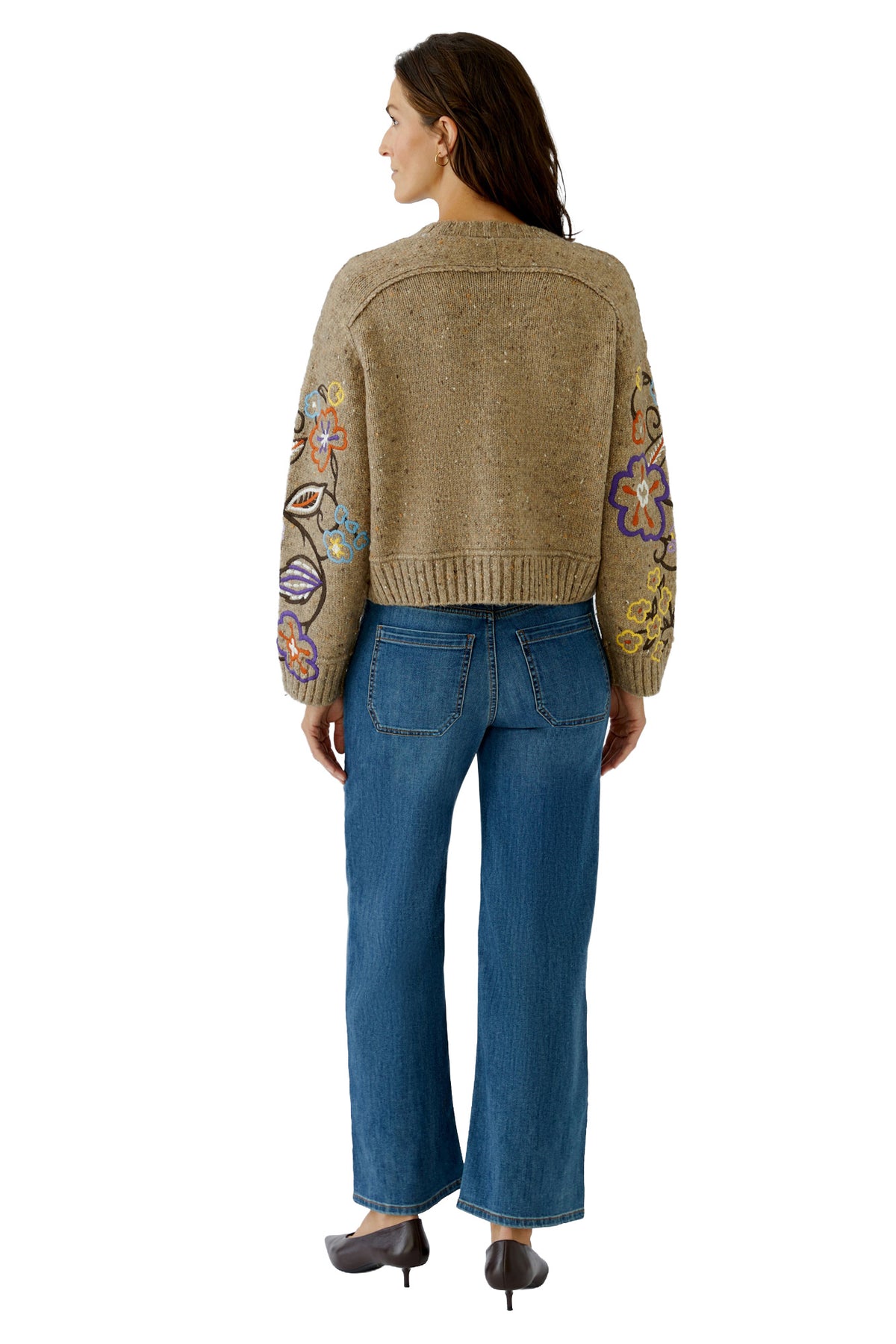 Vue dos sur mannequin du tricot manches longues tricote court beige avoine avec manches brodees pour femme par Oui