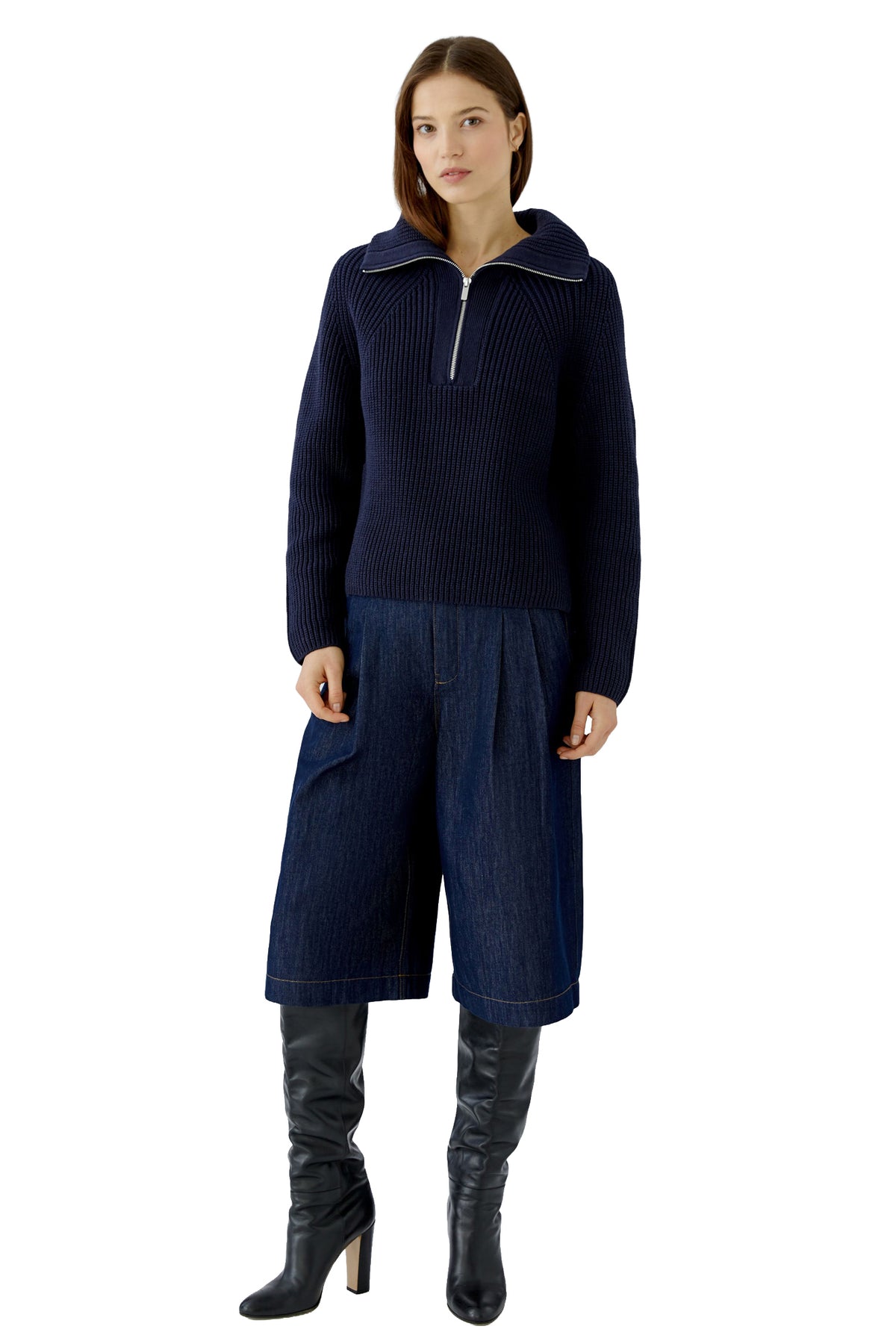 Vue de face portée du chandail manches longues en tricot côtelé marine avec demi-glissière et col large pour femme par Oui
