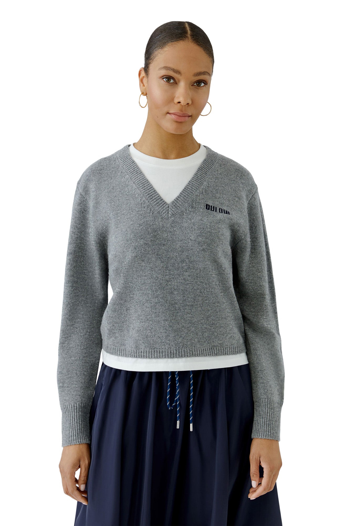 Oui women's front waist-up model view of gray V-neck knit long-sleeve knit sweater with black chest text and ribbed hem