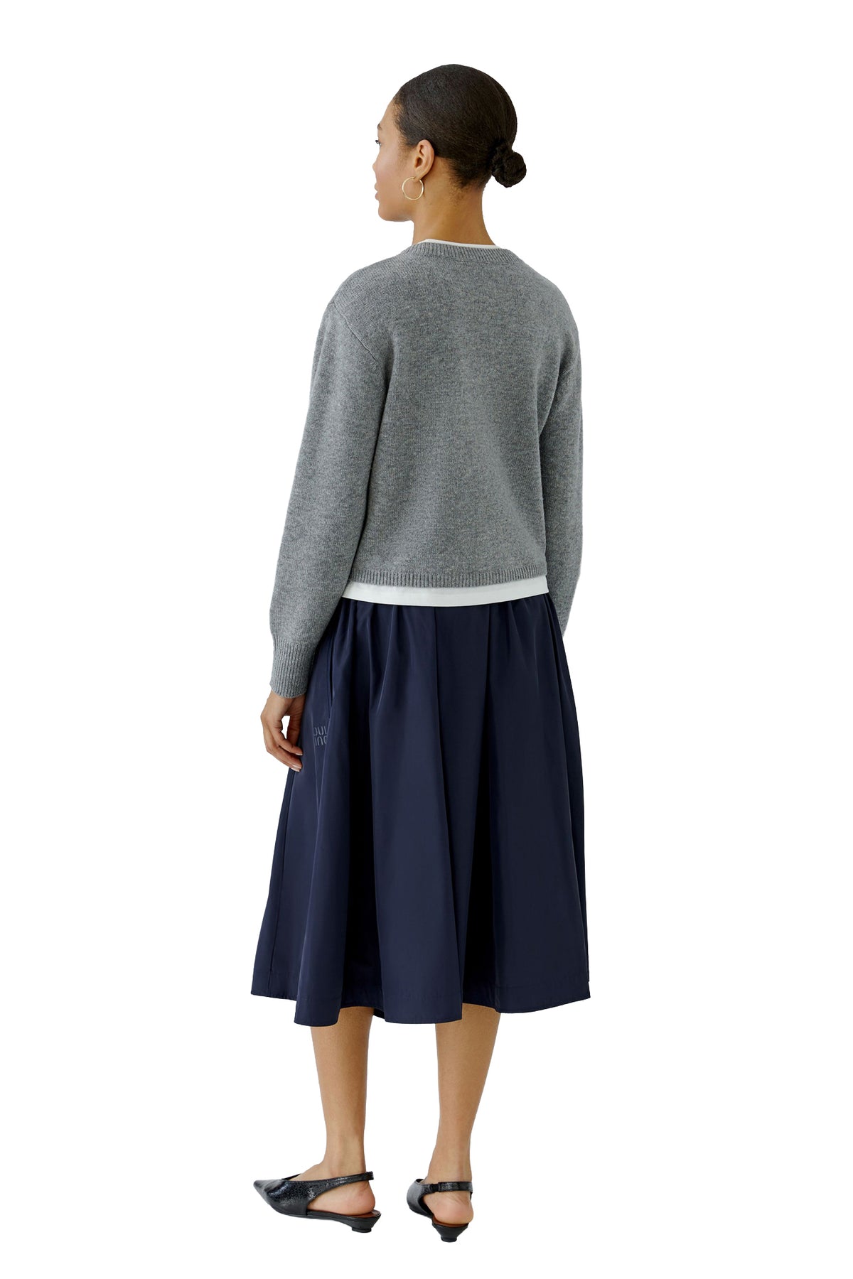 Vue arrière du chandail manches longues en tricot gris avec poignets côtelés et ourlet court pour femme par Oui