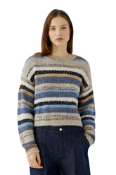 Vue avant mi-corps du tricot rayé en maille avec bandes duveteuses beige, bleues et noires pour femme par Oui