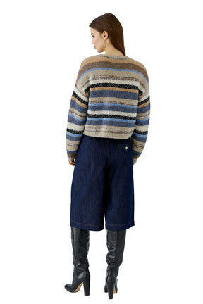 Vue arrière sur mannequin du tricot écourté rayé beige, bleu, crème et noir pour femme par Oui