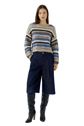 Vue avant plein pied du tricot écourté rayé en maille à manches longues et col rond pour femme par Oui
