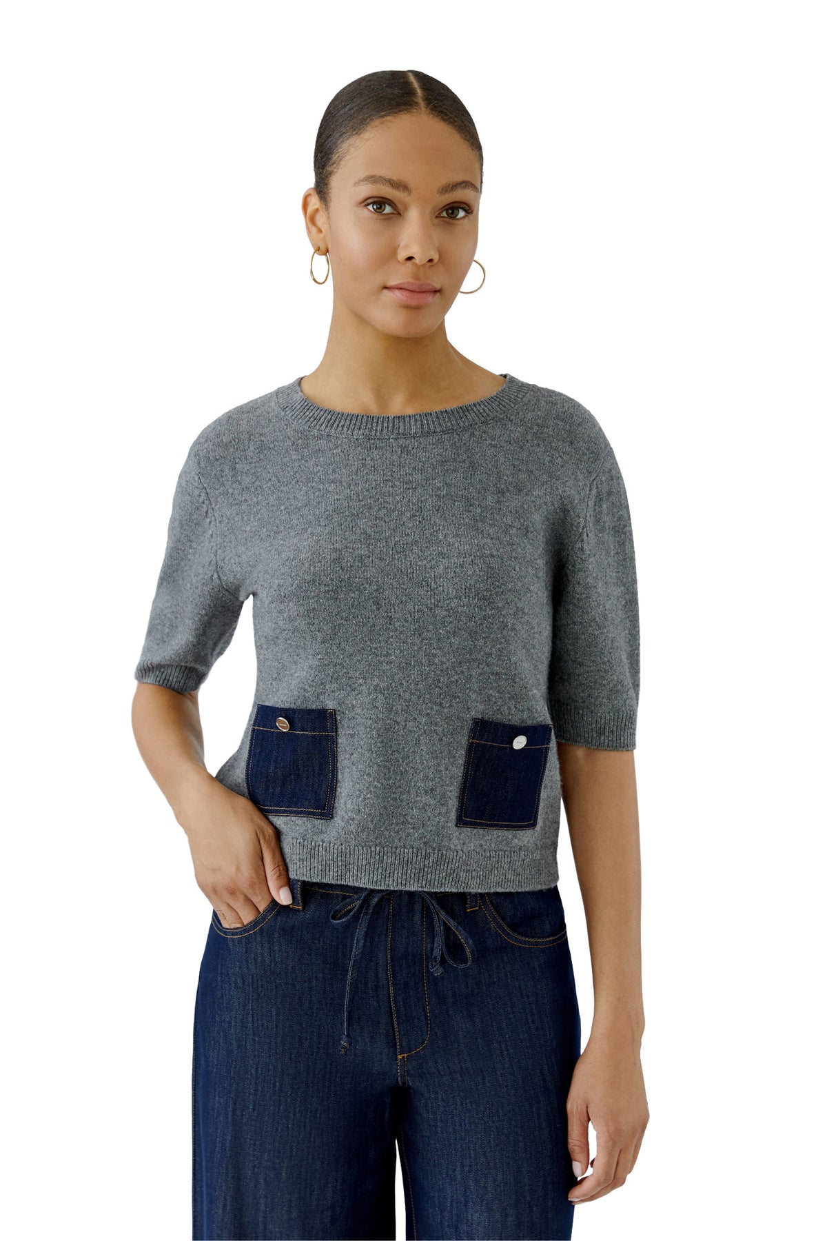 T-Shirt en tricot gris à manches courtes avec deux poches en denim foncé pour femme par Oui, vue avant