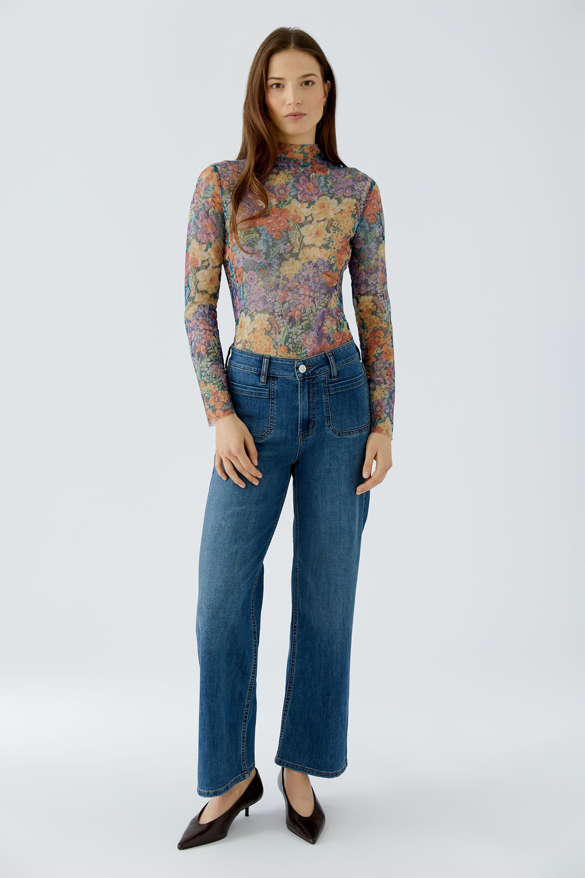 T-Shirt multicolore fleuri à col montant et manches longues pour femme par Oui, vue de face sur modèle
