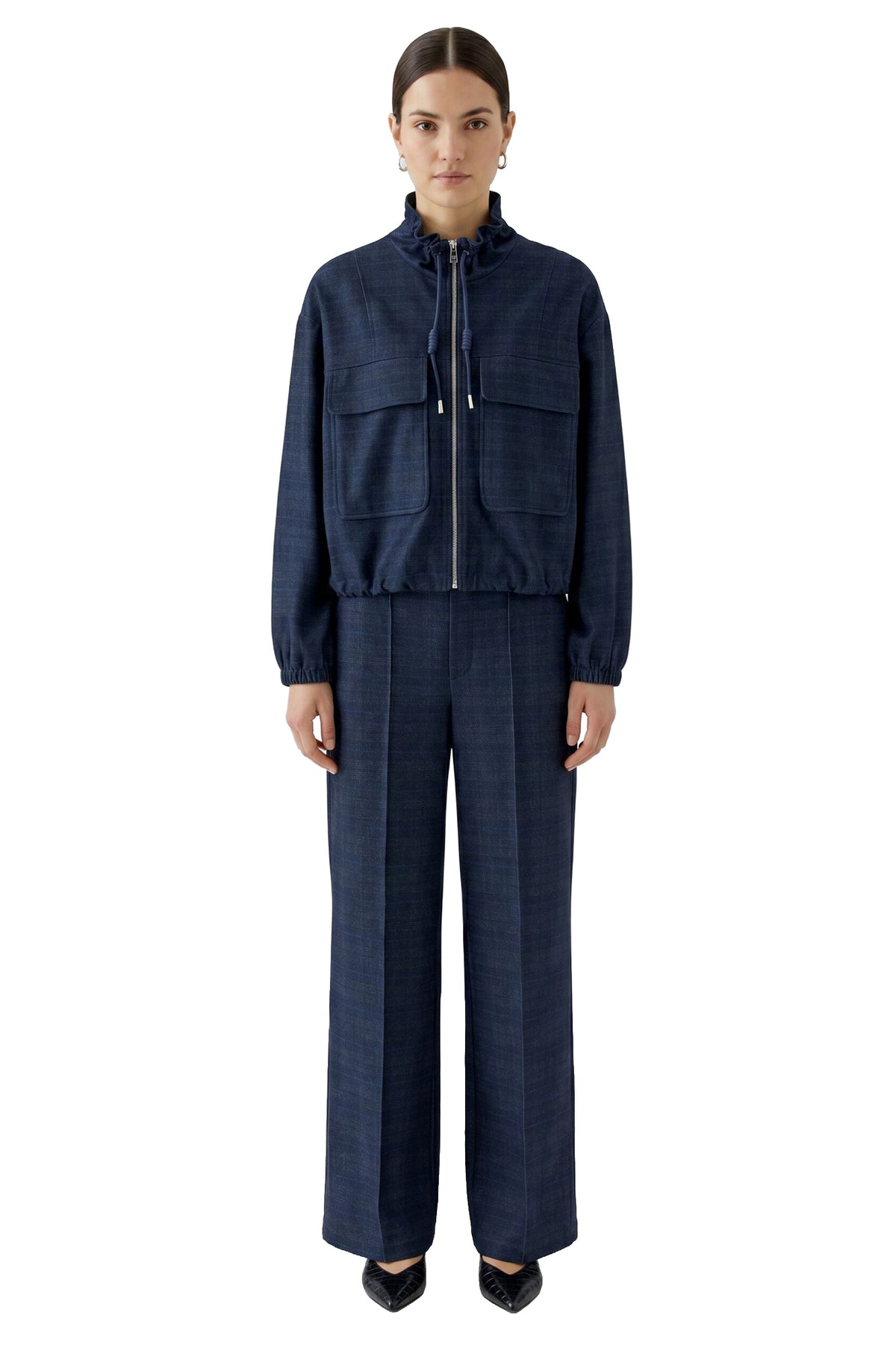 Pantalon jambe large large bleu marine à plis marqués, avec veste assortie pour femme par Oui, vue avant sur mannequin