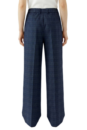 Back model view of women's dark navy wide-leg pants with belt loops and welt back pockets by Oui