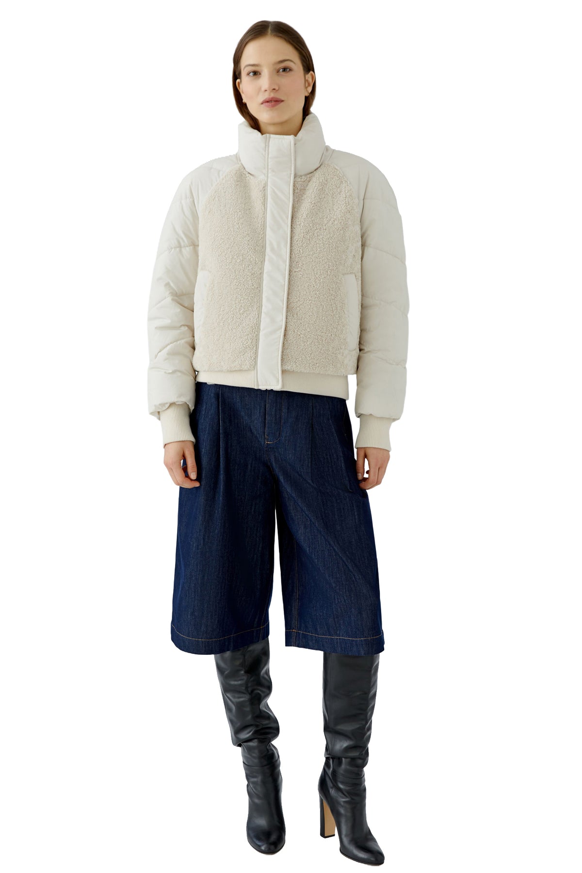Vue de face complète du manteau d'hiver court crème avec panneau bouclé et manches matelassées pour femme par Oui