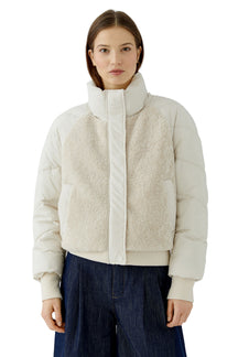 Manteau d'hiver court crème avec devant bouclé, col montant et poignets côtelés pour femme par Oui, vue de face