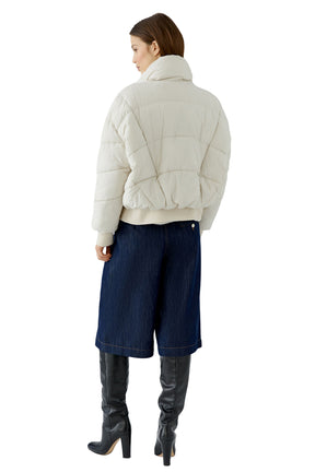 Oui women's cream cropped puffer coat with high collar and ribbed hem band, back model view