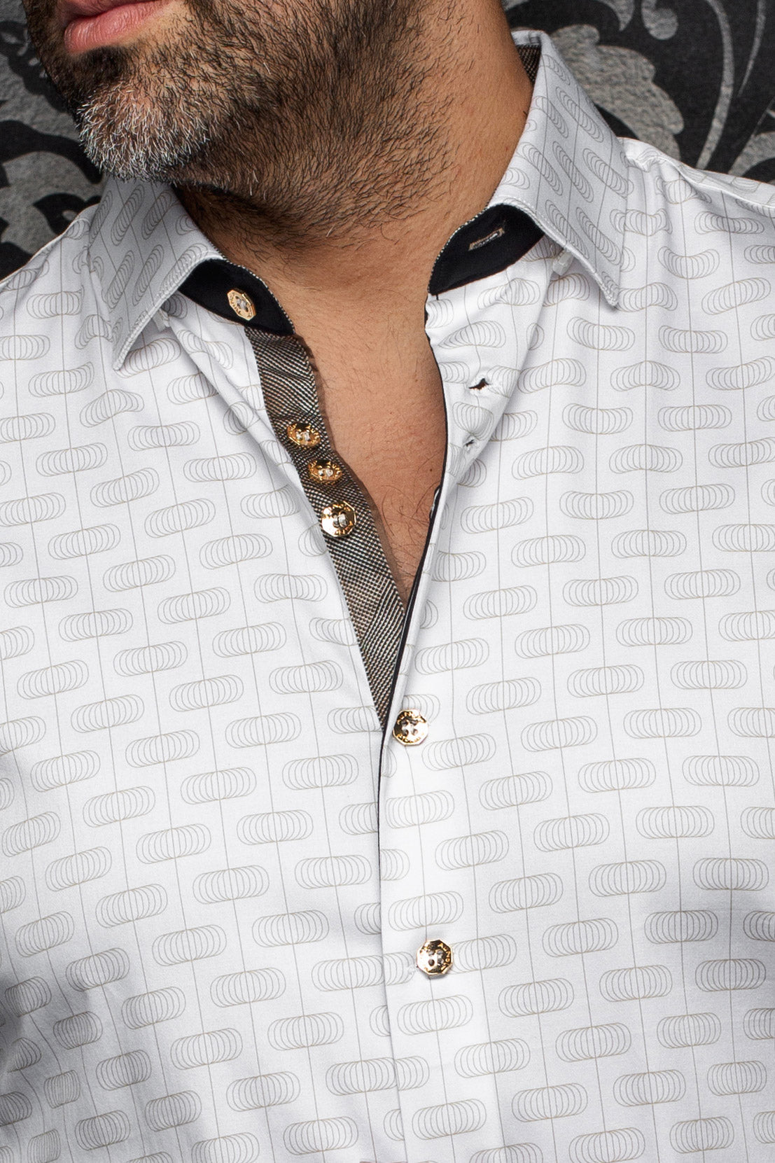 Col de chemise blanche à motif, patte contrastante, garniture noire et boutons dorés pour homme par Au Noir, en gros plan