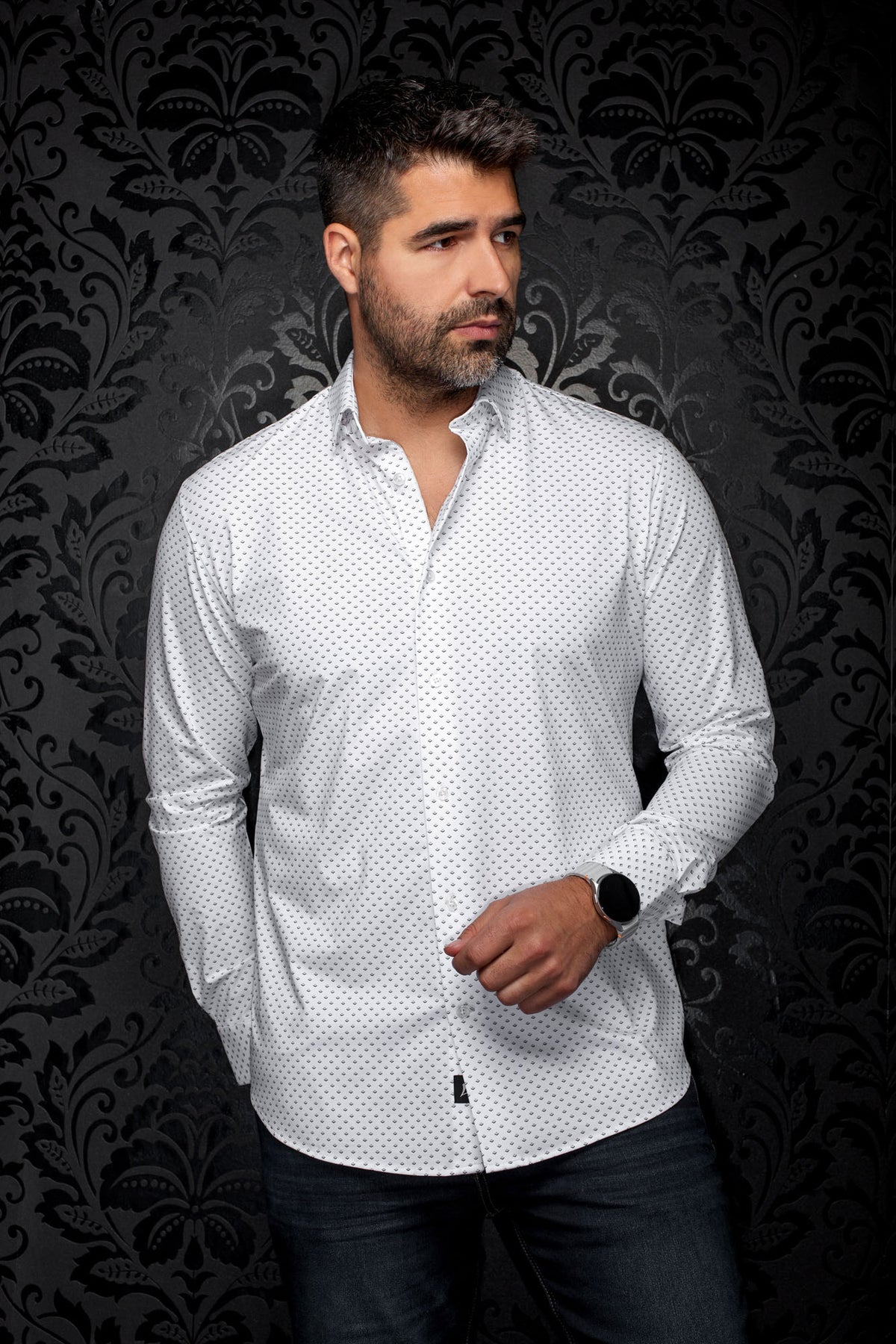 Vue de face d’une chemise blanche à manches longues avec col pointe et petit motif géométrique noir pour homme par Au Noir