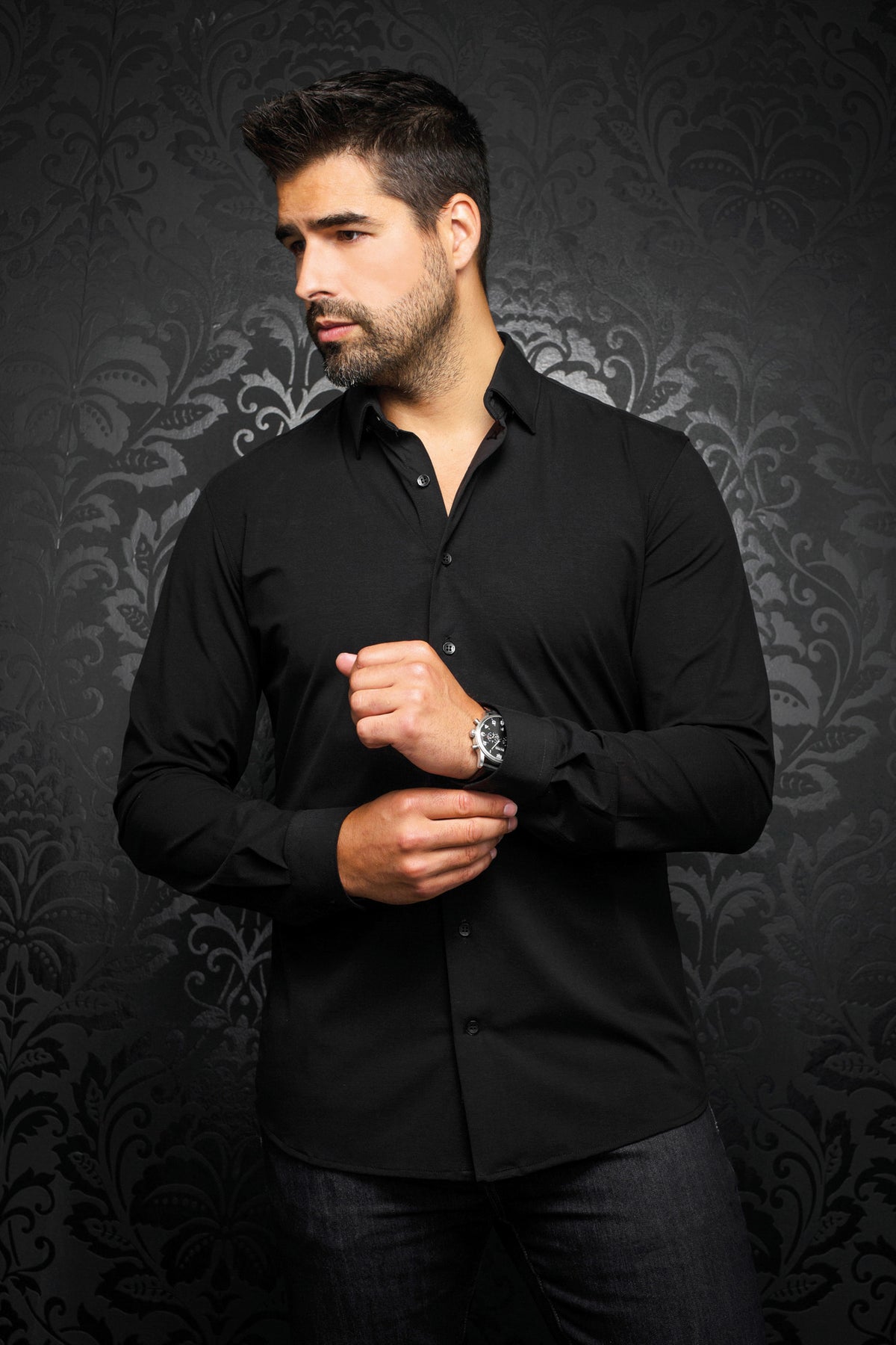 Chemise noire à manches longues vue de face sur modèle avec patte boutonnée et col classique pour homme par Au Noir