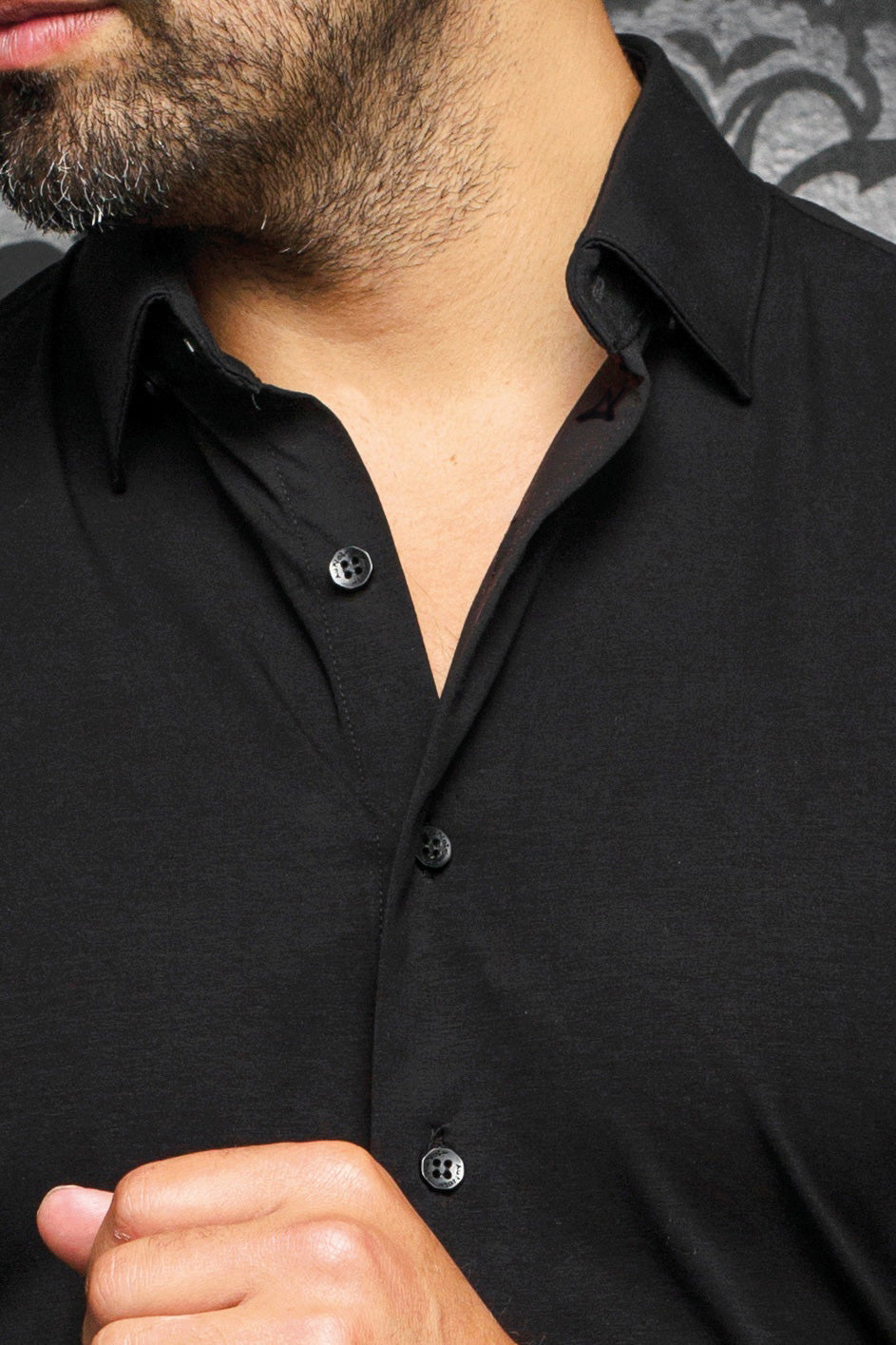 Chemise noire avec les boutons noirs, la patte boutonnée et le col classique pour homme par Au Noir, en gros plan