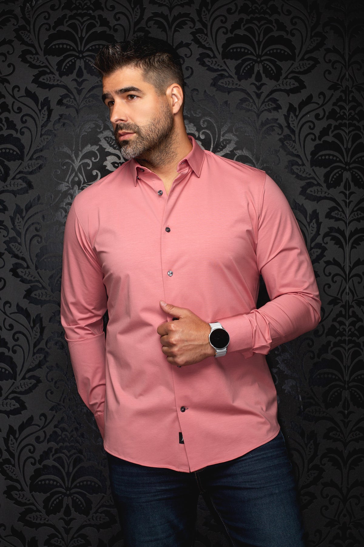 Sur mannequin de face, la chemise rose à manches longues avec col pointu et boutons foncés pour homme par Au Noir